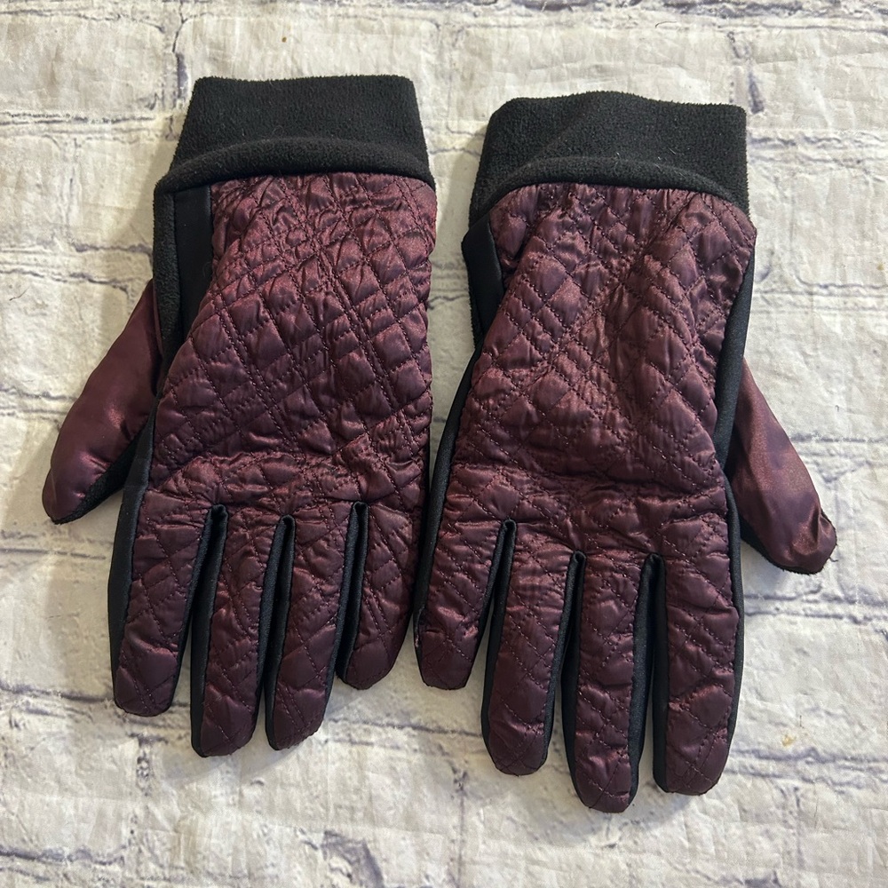 ISOTONER BLACK FLEECE DARK GRAPE QUILTED TOP NYLON WOMEN’S GLOVES SIZE L/XL